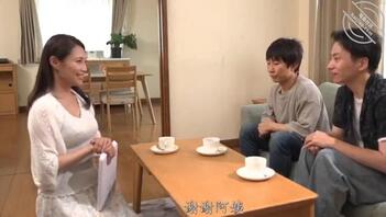 金日子片。傻儿子带同学回家，他同学把他妈昏睡了当着他的面操他妈1