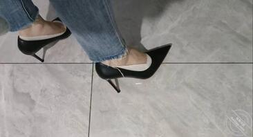 前台女同事放在办公桌下的鞋子0