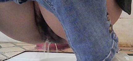 想操这个母狗的骚逼。厕所偷拍