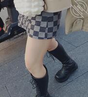 黑白格子包臀裙美眉抄底0