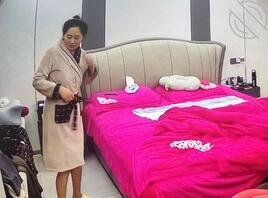 卧室里老妈操逼，针孔偷拍。2