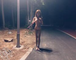 就喜欢把逼露出来---路灯杆下有个全裸美女露，被栓上绳子了，谁把她牵走吧