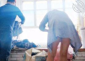 大哥不在家,每次看着嫂子的奶子都好想吃,有没有什么好办法可以得到?求助2