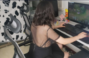 【原创视频】小姨子让我操的淫叫声把语音陪玩英雄联盟的老板搞射了，高清实拍0