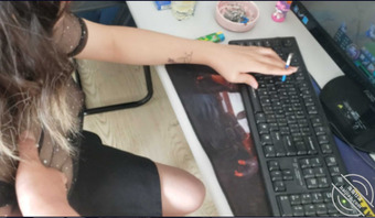 【原创视频】小姨子让我操的淫叫声把语音陪玩英雄联盟的老板搞射了，高清实拍2