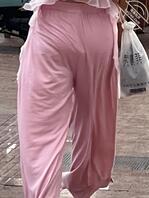 街头偶遇身材不错的妹子，大家来看看是不是姨妈来了。0