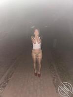 骚逼母狗公园内公共厕所漏出1