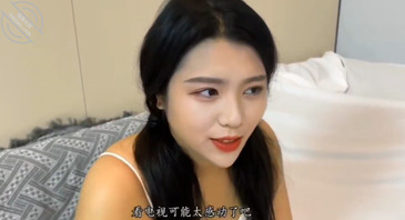 巨乳骚妹诱惑亲哥，趁爸妈买菜，亲哥把她按在沙发上爆操0
