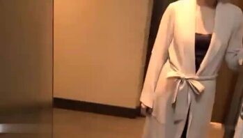 强奸性感的妈妈