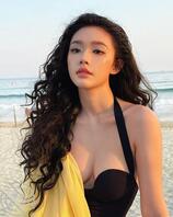 林允海边比基尼大波浪长发自拍！