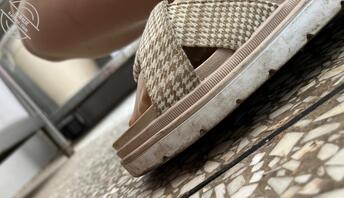 偷拍小骚货同事的丝袜腿