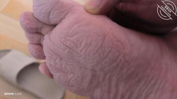 妈妈的脚今天被水泡烂了，晚上给骚狗儿子们穿的库里丝哦1