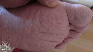 妈妈的脚今天被水泡烂了，晚上给骚狗儿子们穿的库里丝哦