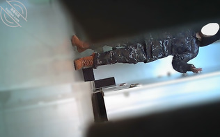 女冰厕拍遇到个掰逼尿尿的