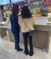 46 妹妹跟着我每天玩游戏玩手机，终于把眼睛熬坏了，还得带妹妹去配眼镜!