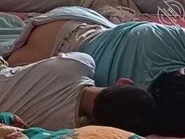 早上醒来。发现丈母娘露着大屁股呢1