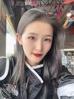 潜入骚逼家里玩弄她原味胸罩