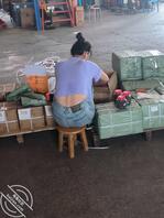 这个熟女我没忍住偷偷在后面用鸡巴蹭了下她屁股生气了拍了我一下说我神经病