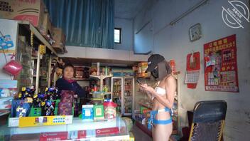 【露出专题】骚逼穿着清凉情趣内衣，便利店里大胆买纸