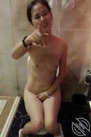 真人真事,姐姐来我家住,晚上光的身子就出来上厕所,这是在勾引我吗1