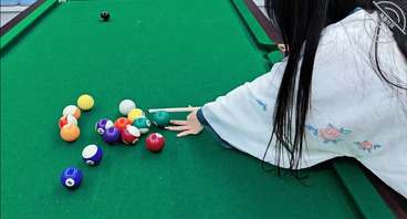 吊带丝袜真空打台球，台球桌上激情性爱，声音吸引球友纷纷偷听，大胆刺激的性1