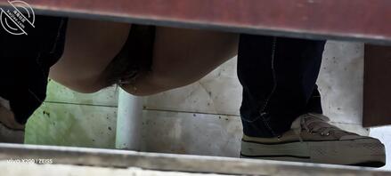 厕所偷拍同事，今天刚刚偷拍的1