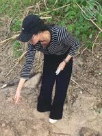 跟小姨子在野外，差点就没能忍住0