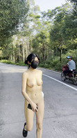 【露出专题】骚逼白天公路旁露出，车来车往，多人回头观看1