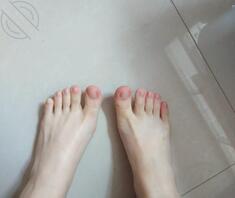 发现妹妹的秘密，骚妹妹一个人躲在卫生间自慰1