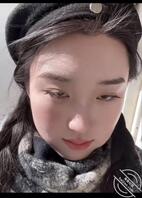 母狗闭上眼睛等你在她脸上打精