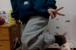 【原创】网上认识的小妹妹，让拍脚就直接拍了。嫩脚足控必看。萝莉学生自拍