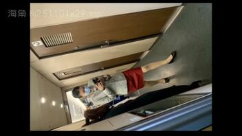 厕拍美女乘务员