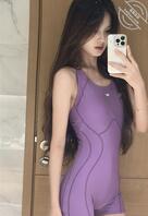 游泳课后，发自拍的女同学