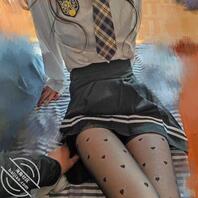 5 送给女儿的新礼物,黑丝小嫩腿与老父亲床上嬉戏,没忍住一把抓了小酥胸。2