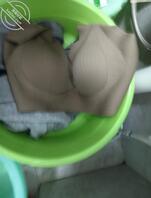 这是我妈换下来的内衣，胸罩。上面还有一股香味。1