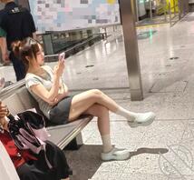 偷拍脸蛋极品的大奶白袜嫩妹公共场合展示自己的身体，白袜让人看着鸡巴邦邦硬0
