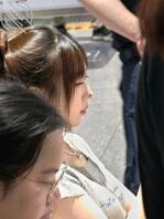 偷拍脸蛋极品的大奶白袜嫩妹公共场合展示自己的身体，白袜让人看着鸡巴邦邦硬2