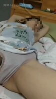 偷偷的玩老婆的骚逼