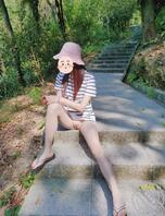 先露出让大家看看骚逼再回去按着床上一顿猛操0