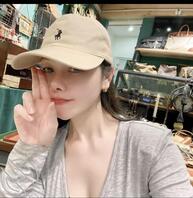 抄底周周的骚蕾丝内裤0