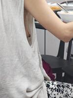 骚逼少妇早上出来吃早餐 穿的可真凉快