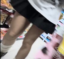 偷拍骚逼女狗女大短裙裙底0
