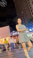 伸进去手反面蹭少妇屁股被发觉 短裙撅起屁股不就是想让人上手吗 谁受得了？2