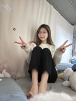 大学生眼镜母狗展示玉足0