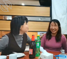 (真实乱伦故事)过年和丈母娘老婆一起和她表妹聚会引发家庭矛盾,做爱完和好1