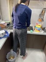 偷拍打扫卫生的女儿，身高175大长腿，海友们看看这个小屁股咋样？0