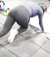 前几年偷拍朋友的老婆练瑜伽！各位有何想法提出来