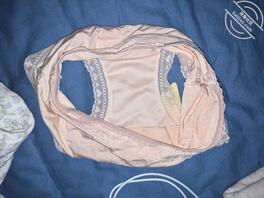 女大学生宿舍打胶