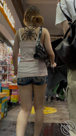 街拍尾随抄底美少妇321
