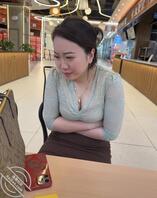 偷拍妈妈逛街不舒服0